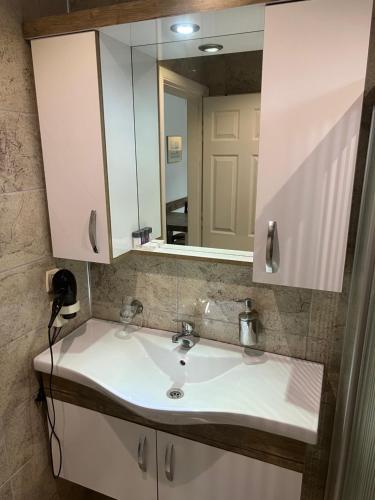 Cleopatra King Apart