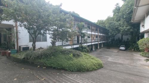 Broadway Court Apartelle