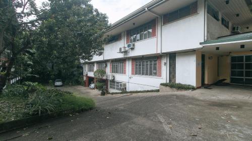 Broadway Court Apartelle