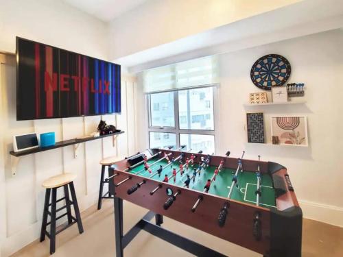 BGC - Two Bedroom Condo with Game Room high speed WiFi
