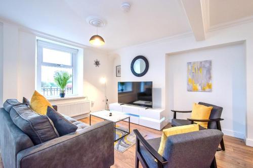 Casa One Hundred - A Beautiful 4 Bed House on the Beach Front