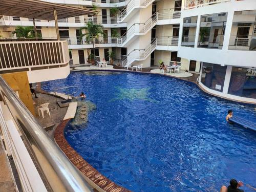 Sheryll Escapes - Kandi Modern 1BR with king bed fast Wi-Fi & housekeeping