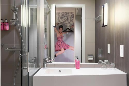 Moxy Edinburgh Airport