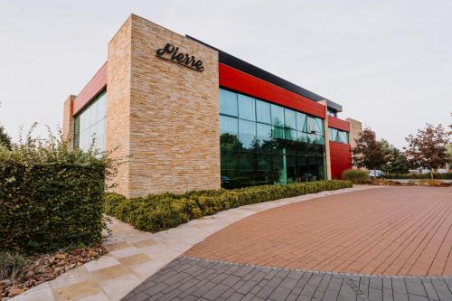 Pierre Hotel & Restaurant