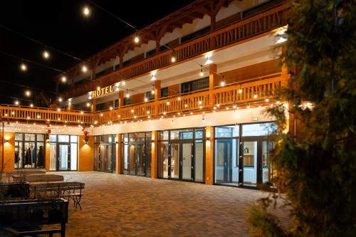 Mazurkowa - z widokiem na Karkonosze i Śnieżkę, darmowy parking, obok restauracja Mazurkowa Chata