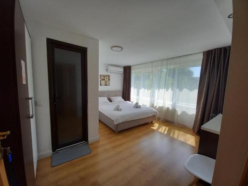 4 Seasons Apartments
