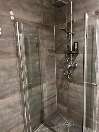 FEWO Cologne, Airport, City