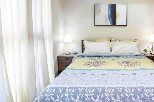 Cozy 1BR with Balcony and Netflix in Uptown BGC