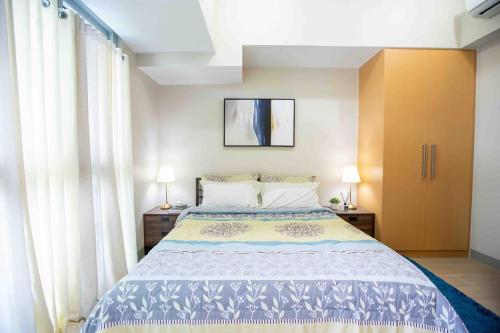 Cozy 1BR with Balcony and Netflix in Uptown BGC