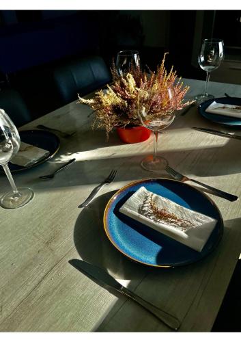 Airport Accommodation Bedroom with your own private Bathroom Self Check In and Self Check Out Air-condition Included