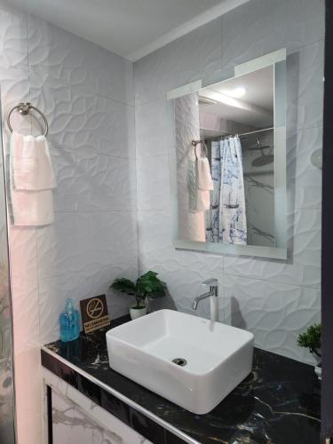 Condo Azur Suites B207 near Airport, Netflix, Stylish, Cozy with swimming pool