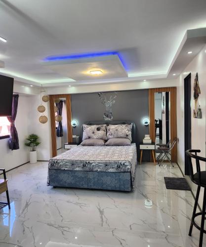 Condo Azur Suites B207 near Airport, Netflix, Stylish, Cozy with swimming pool