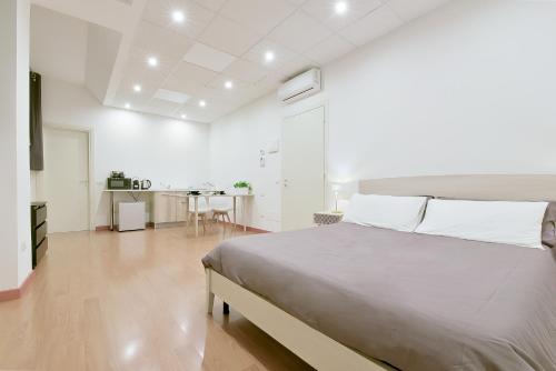 LHE Les Trois Merveilles - Grey Lewis