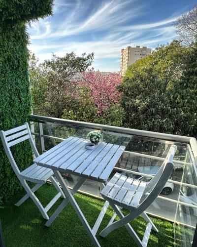 Modern Private Suite with Balcony & Bathroom - King and Queen Beds