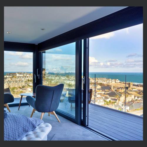 Uno - St Ives