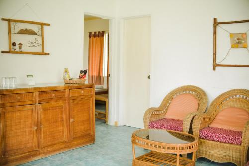 Whispering Palms Bungalow Resort