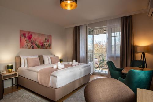 Holdvirag Hotel