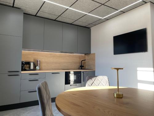 BRIVIBAS RESIDENCE - NORTH & SOUTH, free PRIVAT parking, free WIFI, self check-in