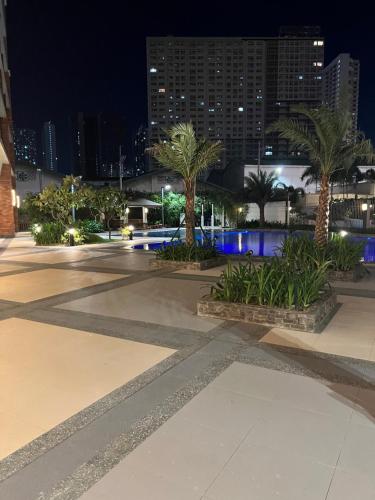 Near Bgc 1Br Wi-Fi Netflix balcony skyline