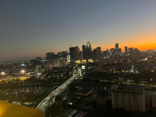 Near Bgc 1Br Wi-Fi Netflix balcony skyline
