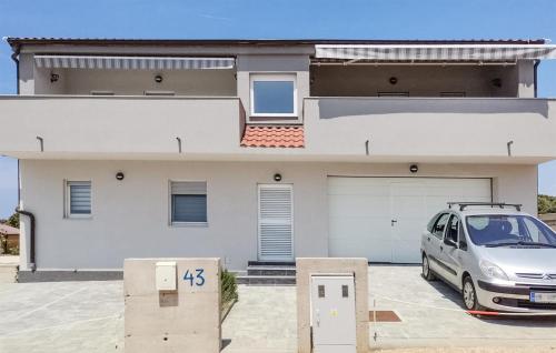 3 Bedroom Lovely Apartment In Mandre