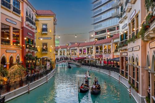 Relaxing Apt Bgc Business Ready with 84inch Cinema