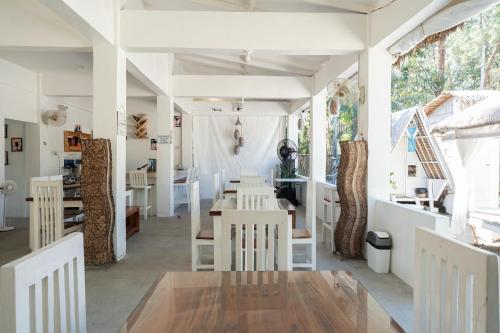 Costas De Liwa Bar & Beach Resort