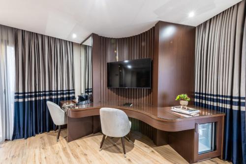 Aprilis Deluxe Hotel