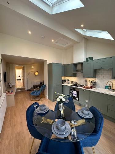 Central Cambridge Apartments by Tas