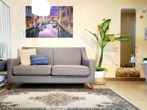 Spacious Cozy Suite at The Venice Mall with FREE Parking and Washing Machine