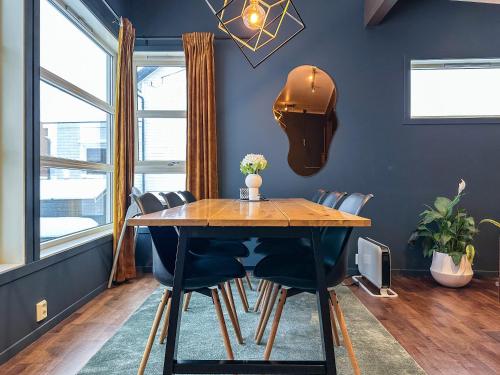 For Groups & Families - FREE Parking & Near Attractions