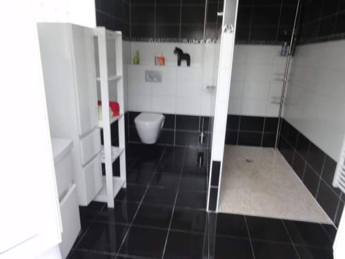 chambre avec salle de bain privatisée avec petit déjeuner compris