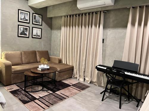 Cozy Spacious Hotel Type Condo with PS5 Smart TV and WiFi
