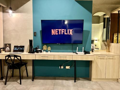 Cozy Spacious Hotel Type Condo with PS5 Smart TV and WiFi