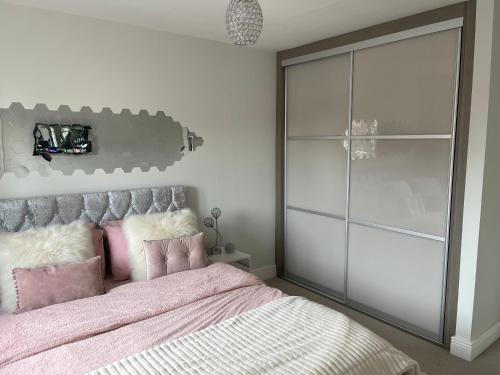 En-suite bedroom in a family home near Gatwick airport and Horley station