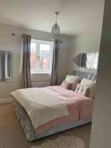 En-suite bedroom in a family home near Gatwick airport and Horley station