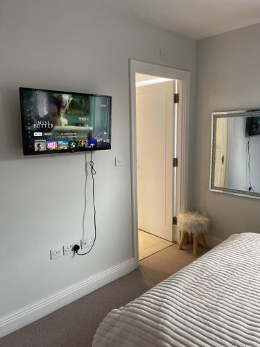 En-suite bedroom in a family home near Gatwick airport and Horley station