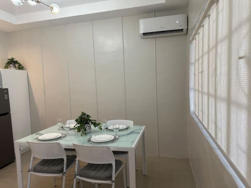 Japandi Home C - Fully Aircon, WIFI, Hot shower, 24hGuard, Center, near Malls