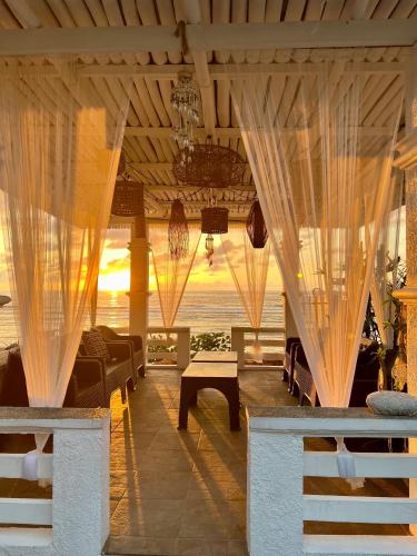 REEF HOUSE BACNOTAN White sand beach front with Private Swimming pool