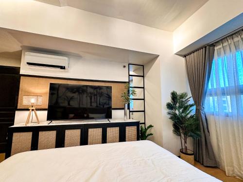 Tropical Oasis w/ the best view of BGC + Netflix