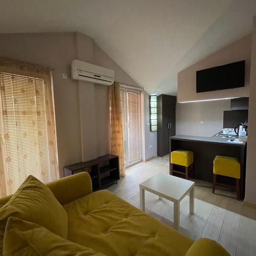 Di Angolo Hostel and Apartments