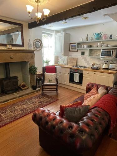 The Little Hideaway - Historic Gem off Haworth Main Street -Log Fire