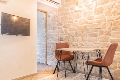 L&B Amphitheater Apartments