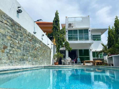 White House near Thunderbird Resort