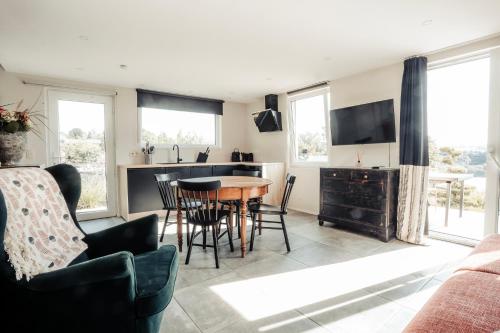 MY House's - 3 maisons avec piscine commune et la maison pour 3 personnes max avec jacuzzi privé