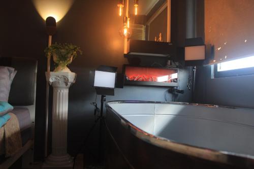 EL MEIR PRIME CABIN w/ Bathtub near EK