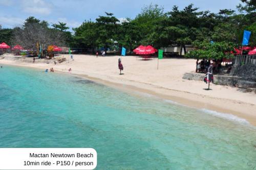 ISLA VILLA 1 amazing waterfall pool house near beach, bars & restaurants