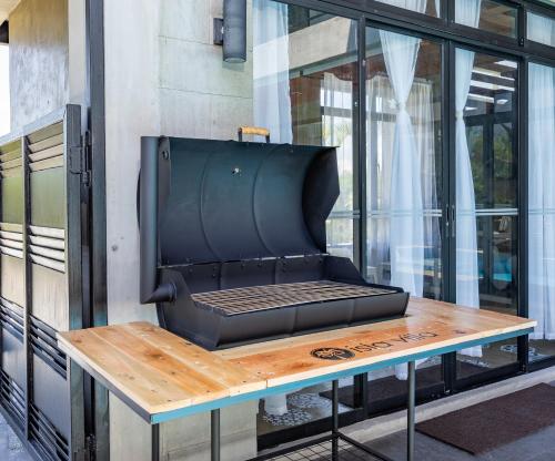 ISLA VILLA 1 amazing waterfall pool house near beach, bars & restaurants