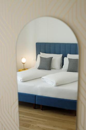 ELECTRIC Rooms & Suites