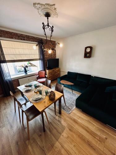 Sophisticated art deco near sea, centre and parks